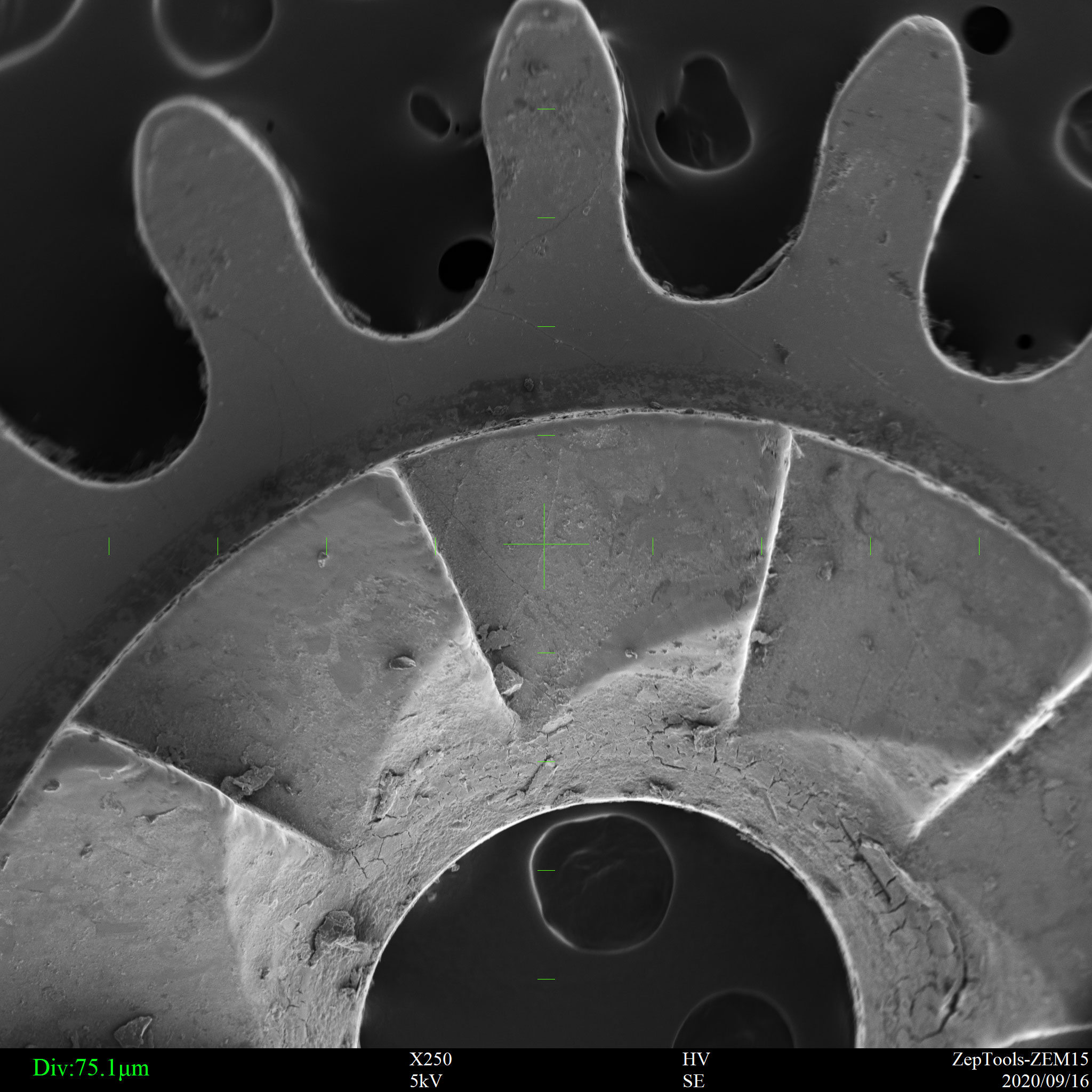 臺(tái)式掃描電鏡下齒輪樣品（會(huì)議現(xiàn)場(chǎng)拍攝）